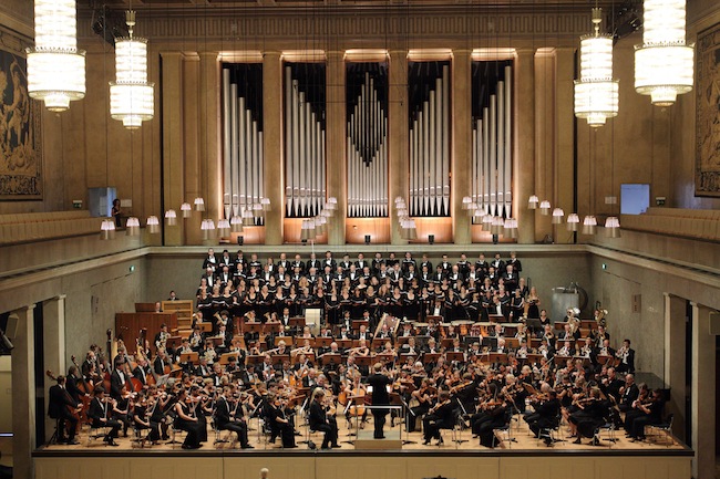 Chor und Orchester der Musikakademie der Studienstiftung des deutschen Volkes: 200 Mitwirkende im Brixner Dom (Foto: Jörg Padberg)