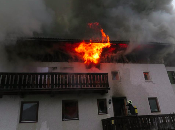 Das Schadenfeuer in Hofern (Foto: FF Terenten)