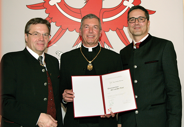 Don Paolo Renner mit den Landeshauptleuten Günther Platter und Arno Kompatscher : Wir erleben derzeit eine Globalisierung der Gleichgültigkeit. Ich würde es eine Globalisierung der Unmenschlichkeit nennen. (Foto: Frischau)