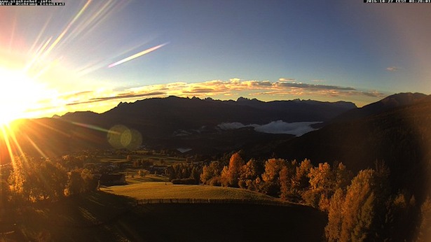 Der Sonnenaufgang über den Dolomiten – im Eisacktal sieht man noch den Frühnebel (Foto: Peterlin/twitter)