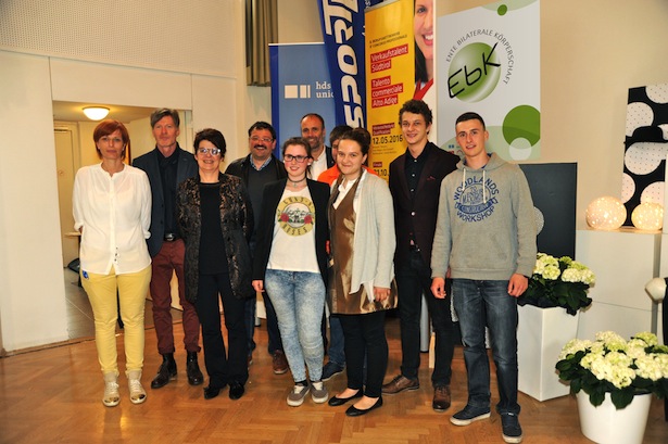 Die Fachlehrer Andrea Oberstaller und Karl Kirchler, Marlene Kranebitter, Heinz Neuhauser und Martin Pircher mit den Finalisten Andrea Pardeller, Manuel Rabensteiner, Adelina Musliovska, Martin Huber und Fabian Hager 