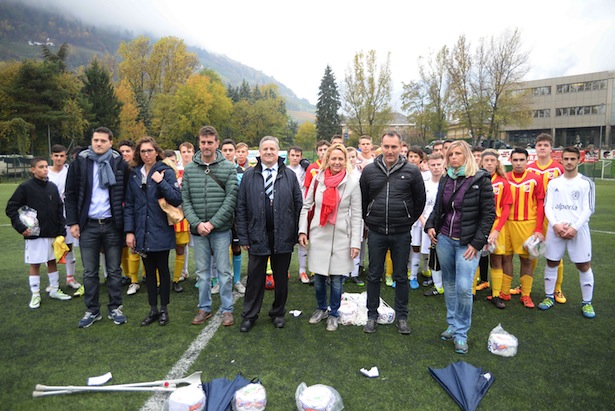 Die Verantwortlichen von Olimpia Meran mit FIGC-Chef Karl Rungger und den Stadträten Strohmer und Zaccaria und der jungen Schiedsrichterin (Fotos: Olimpia/Acero)