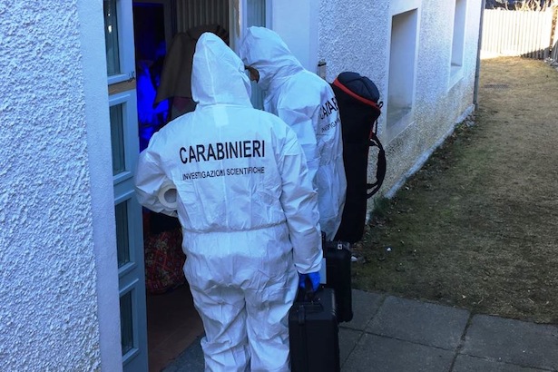 Die Spurensuche in der Mordwohnung (Fotos: Carabinieri)