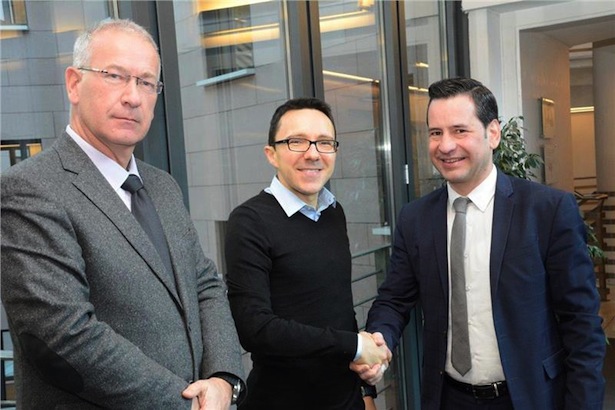 Dem neuen Direktor der Landesabteilung Hochbau und Technischer Dienst, Gustavo Mischí (r.), gratulieren Bautenlandesrat Christian Tommasini (m.) und Ressortdirektor Paolo Montagner (l.) zur neuen Aufgabe. Foto: LPA/M.Diquirico