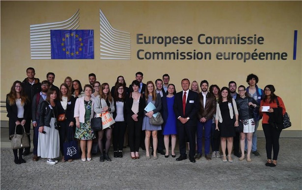 Gruppenfoto der letztjährigen Alpeuregio-Sommerstudierenden mit den Leitern der drei Vertretungen, Vesna Caminades (BZ), Richard Seeber (INN) und Valeria Liverini (TN) - Foto: LPA