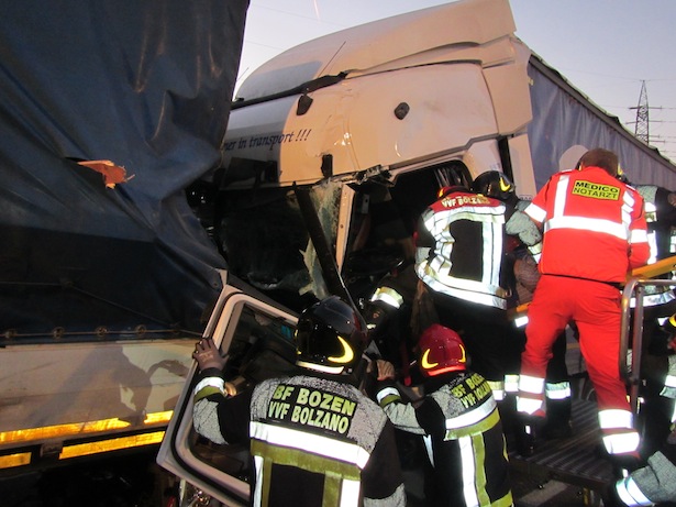 Der Einsatz der Retter nach dem Auffahrunfall (Foto: Berufsfeuerwehr)