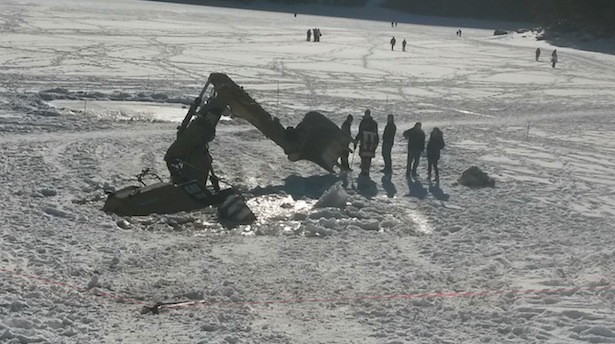 Der eingebrochene Bagger (Foto: TAGESZEITUNG/Hell)