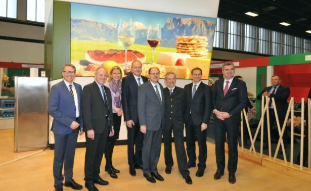 von links: Siegfried Rinner (Direktor Südtiroler Bauernbund), Leo Tiefenthaler (Obmann Südtiroler Bauernbund), Bettina Schmid (Leiterin Abteilung Sales Support der IDM), Joachim Rukwied (Deutscher Bauernpräsident), Christian Schmidt (Deutscher Landwirtschaftsminister), Dr. Michl Ebner (Präsident Handelskammer Bozen), Klaus Müller (Regierender Bürgermeister von Berlin), Herbert Dorfmann (Europaparlamentarier). (Quelle: Frank Donati Photographie, Berlin).