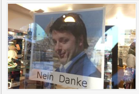 Das Plakat im Optikgeschäft in St. Ulrich (Foto: La Voce del Trentino)