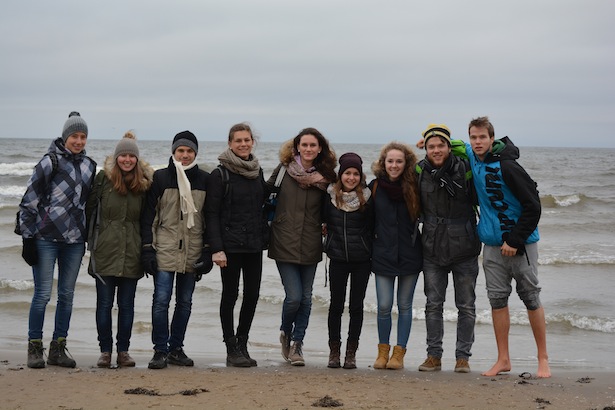 Auf dem berühmten Strand in Jurmala (v. l.): Sarah Maly, Maria Mair, Thomas Walter, Lisa Platter, Alexandra Platter, Julia Unterkalmsteiner, Elisa Schölzhorn, Mathias Crazzolara, Gabriel Crazzolara