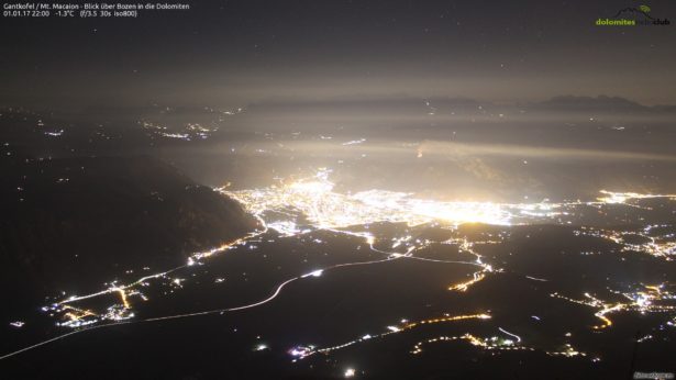 Im Hintergrund der Brand auf Kohlern (Foto-Webcam.eu)