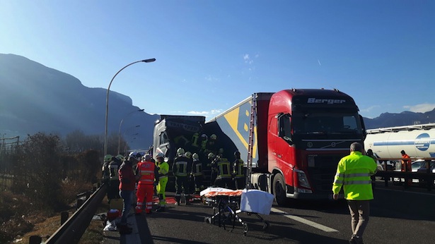 Der Unfall auf der Autobahn (Fotos: FF Auer)