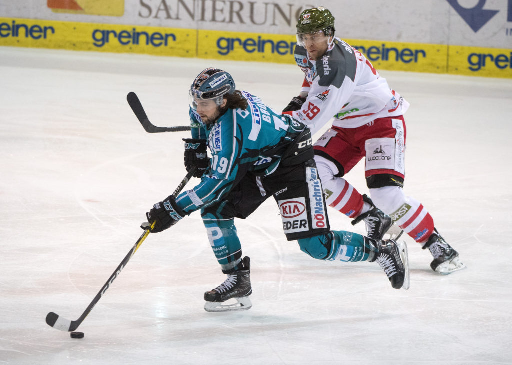 Joel Broda (EHC Liwest Black Wings Linz) vor Mikko Luoma (HCB Suedtirol Alperia)  EHC Liwest Black Wings Linz vs HCB Suedtirol Alperia 1. Viertelfinale