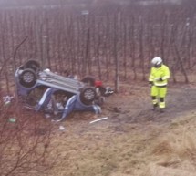 Auto überschlägt sich 