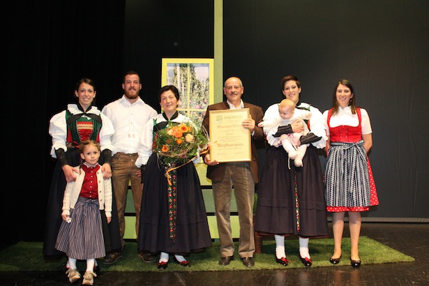 Die Famlie Clara: Giuliana, Beatrix, Hubert, Bäuerin Irma, Bauer Giuseppe, Lidia mit Jasmin, Carmen