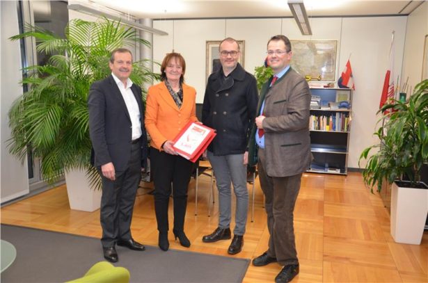 v.l. Rolando Demetz (Wolkenstein), LRin Stocker, Tobia Moroder (St. Ulrich), Moritz Demetz (St. Cristina) - Foto: LPA/Anne Savio 