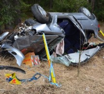 Auto in der Böschung