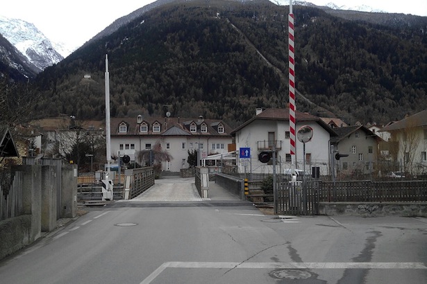 Der Bahnübergang in Laas