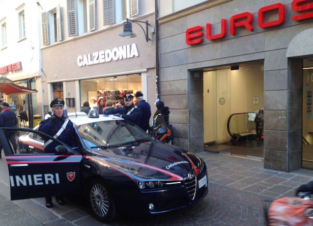 20170309-la-pattuglia-dei-carabinieri-nei-pressi-del-supermercato