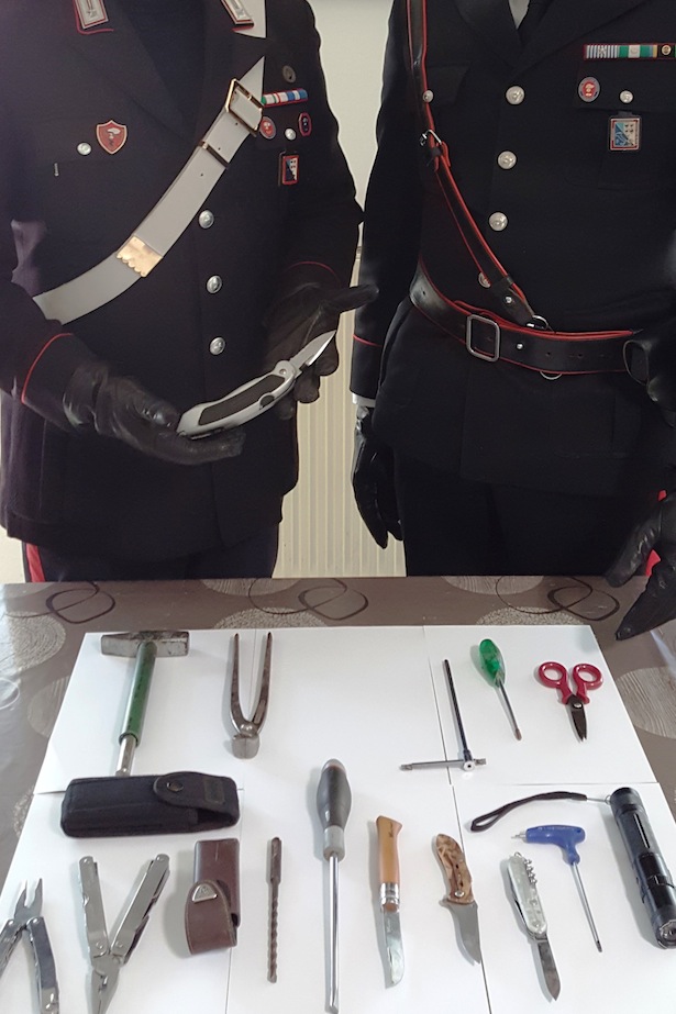 20323-i-carabinieri-di-silandro-col-materiale-sequestrato