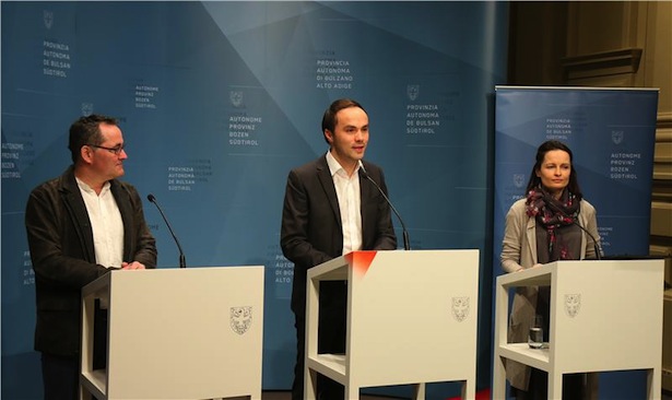 Philipp Achammer stellte zusammen mit Gustav Tschenett (l.) und Cäcilia Baumgartner (r.) das Projekt der Matura über die Lehre vor. Foto: LPA/Ingo Dejaco