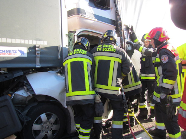 Auffahrunfall auf der A22 (Fotos: BF Bozen)