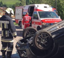 Auto überschlägt sich