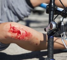 Radfahrer prallt gegen Stange