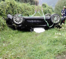 Porsche im Straßengraben