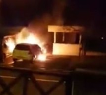 Zwei Autos in Flammen