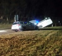 Auto landet auf dem Dach