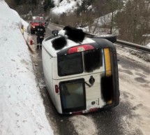 Auto überschlägt sich