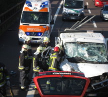 Kleinlaster fährt auf Lkw auf