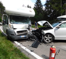 Camper crasht gegen Pkw