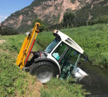 Traktor im Graben