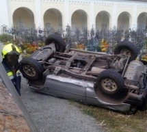 Auto im Friedhof