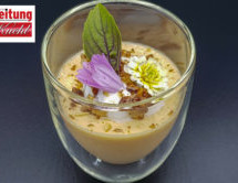 Kaki-Panna Cotta mit Walnüssen