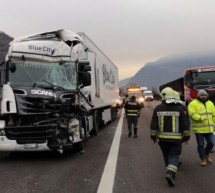 Auffahrunfall zwischen zwei Lkw