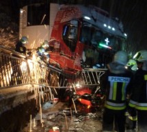 Lkw landet auf Gehsteig