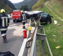 Pkw auf der Leitplanke