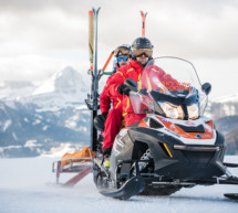 Skifahrer prallt gegen Baum