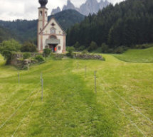 Drehkreuz vor der Kirche