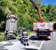 Auto überschlägt sich