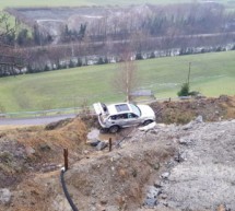 Geländewagen stürzt in die Tiefe