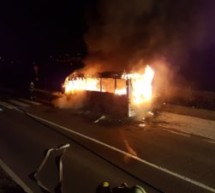 Kleinbus in Flammen