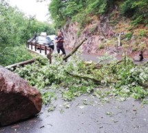 Felsbrocken stürzt auf Straße