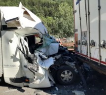 Unter Lkw eingeklemmt