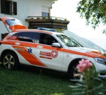 Sportwagen prallt gegen Baum