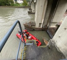 Baumstamm in der Schleuse