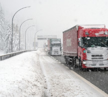 Schnee auf Autobahn